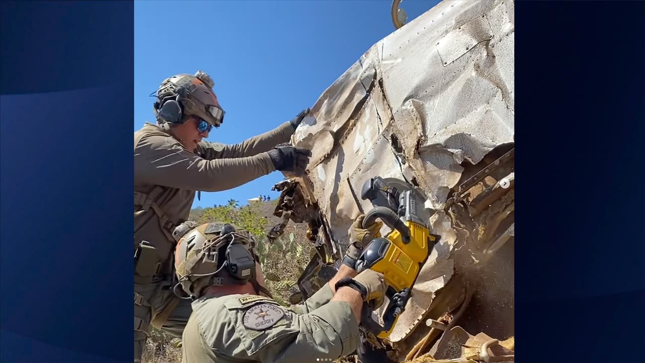 El supervisor Travis White, del Departamento de Bomberos del Condado de Los Ángeles, dijo que el avión se estrelló alrededor de las 8:30 p.m., pero no dio más detalles sobre el percance.
