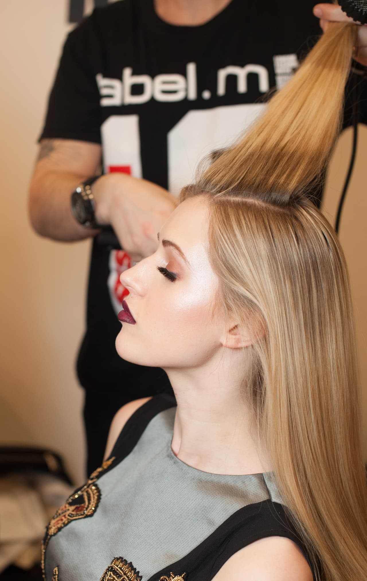 <h3>6.Falta de cuerpoe </h3> El pelo delgado, a diferencia del grueso, contiene hasta 
<a href="http://pantene.com/en-us/brandexperience/fine-hair-guide-to-volume ">50% menos de la proteína</a> que ayuda a engrosarlo. Mas no todo está perdido si se sigue el régimen adecuado. Es crucial usar un shampoo y acondicionador ligeros, especiales para cabello delgado.