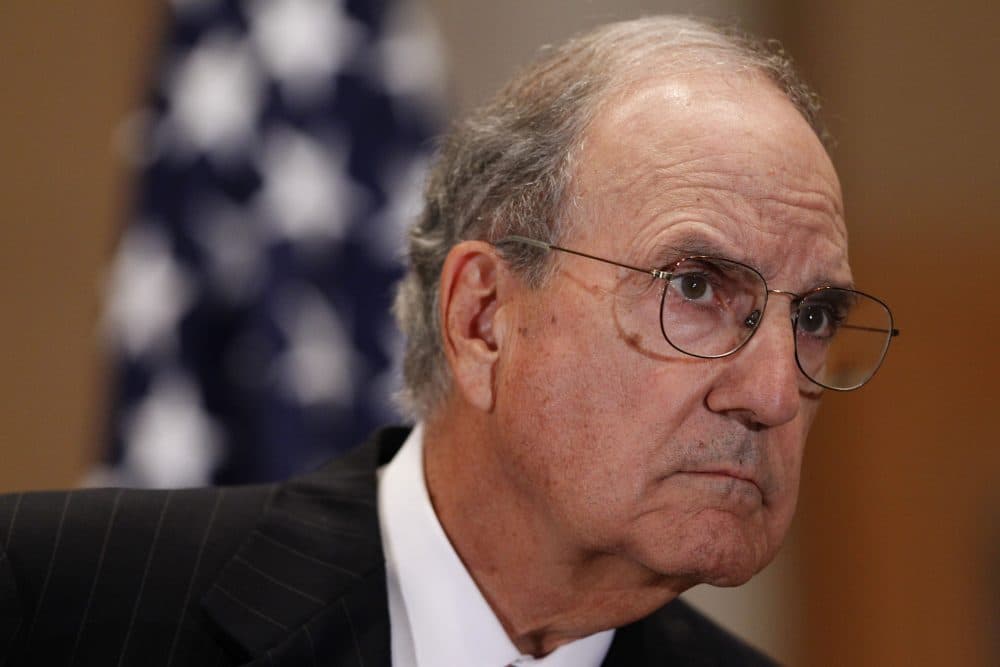 <b>George Mitchell. </b>Exsenador demócrata, mediador en el proceso de paz en Irlanda del Norte, enviado de Barack Obama para Oriente Medio y ex presidente de Walt Disney Company. 
<a href="https://www.univision.com/noticias/criminalidad/documentos-del-caso-por-trafico-de-menores-contra-epstein-salpican-al-exgobernador-bill-richardson-y-a-george-mitchell">Mitchell dijo que nunca se reunió, habló o tuvo contacto con Virginia Roberts Giuffre</a>, o sospechó que Epstein tuvo una conducta inapropiada con menores.