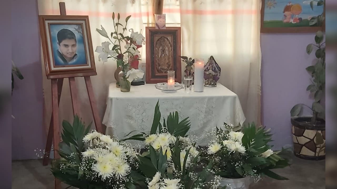 Micaela Santillán Soto, la madre de Gustavo, dijo a Univision 41 que antes de abordar el camión, su hijo realizó una llamada telefónica en la que expresó su preocupación por lo llena de inmigrantes que iba la caja del tráiler.