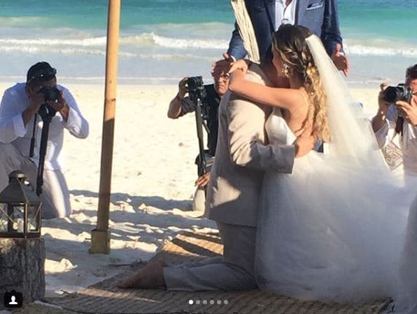 Descalzos y de fondo el mar caribe, la pareja se juró amor eterno.