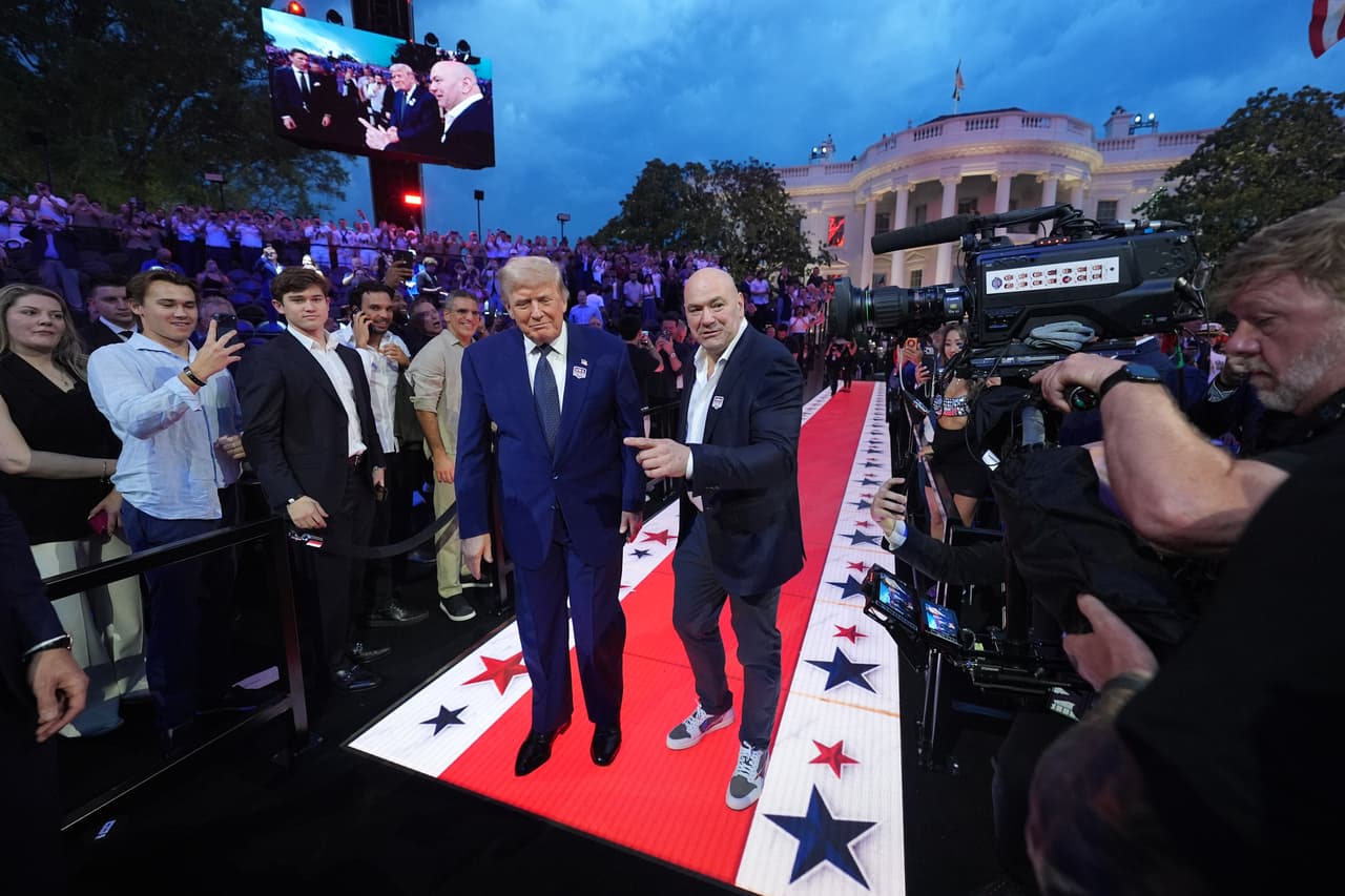 El presidente Donald Trump y Dana White, presidente y director ejecutivo de la UFC, llegan al evento UFC Freedom 250 en el jardín sur de la Casa Blanca.