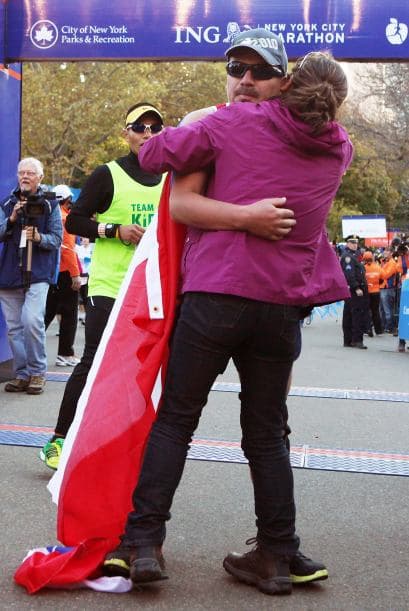 Su esposa Angélica Alvarez lo recibió al cruzar la línea de meta, al mismo tiempo que el los altavoces se oían canciones de Elvis Presley, música favorita del minero.
