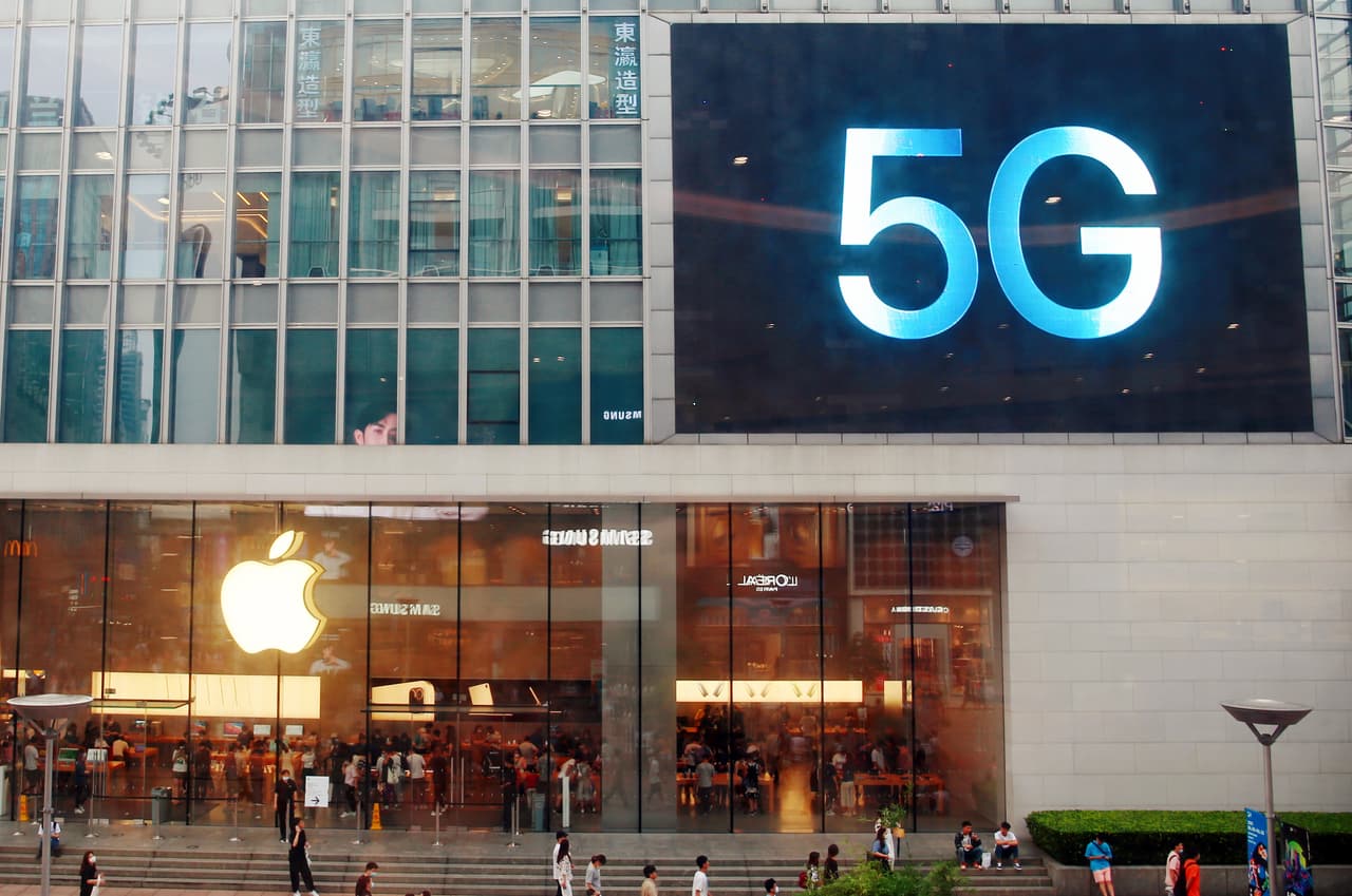 <b>Redes 4G y 5G, cuando internet entró de verdad con velocidad en nuestros teléfonos</b>
<br>
<br> El surgimiento de la red 4G en 2009 
<a href="https://www.cengn.ca/timeline-from-1g-to-5g-a-brief-history-on-cell-phones/"><u>marcó el comienzo de una nueva ola de innovación en tecnología móvil</u></a>. Aplicaciones con más demanda de uso de datos entraron en el juego y cambiaron la rutina diaria de las personas, donde sea que estuvieran en las ciudades. 
<a href="https://www.univision.com/local/los-angeles-kmex/en-que-consiste-la-nueva-tecnologia-5g-y-cuales-son-los-beneficios-para-los-usuarios"><u>La nueva generación 5G</u></a>, que comienza a ser ofrecida por las compañías tecnológicas, promete aún más velocidad y alcance en la transmisión de datos. La innovación que impulsará es todavía una interrogante.