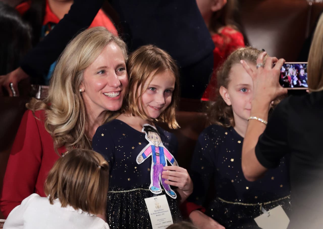 La representante demócrata Abigail Spanberger estuvo presente en la primera sesión con sus hijos.