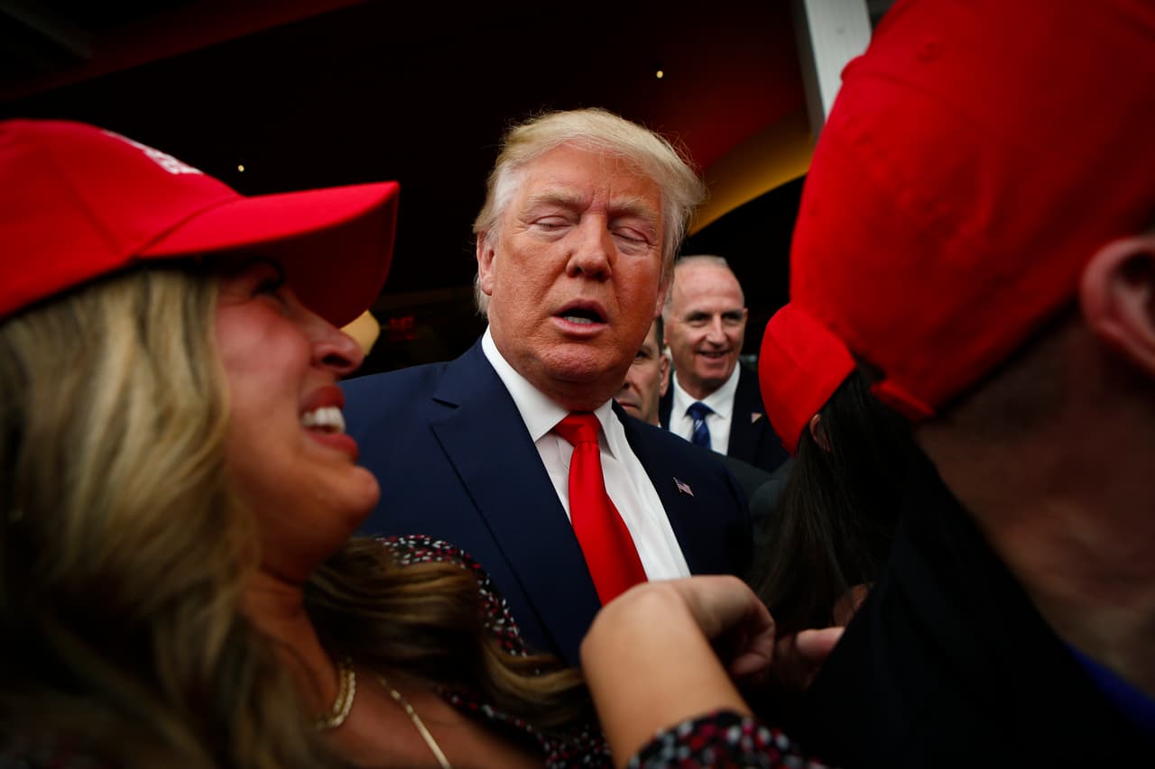 Y mientras Kasich come, Donald Trump vela que nadie le robe “el show”.