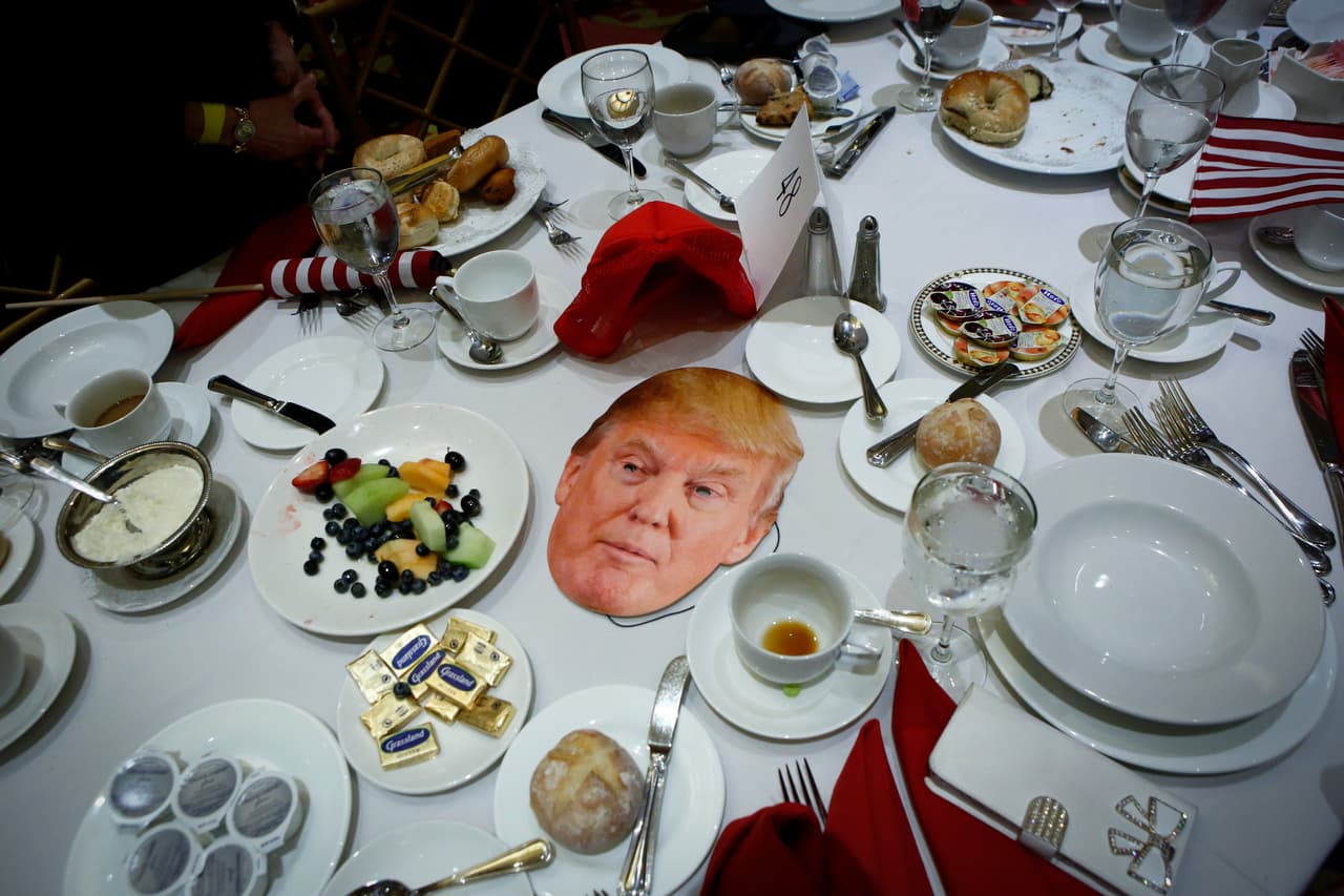 Donald Trump, en cada mesa con sus seguidores en Staten Island.