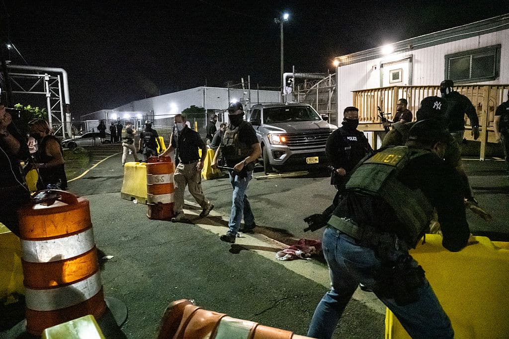 De acuerdo con reportes preliminares, los 
<b>detenidos derribaron un muro interior </b>del edificio luego que se retrasara la entrega de comidas.