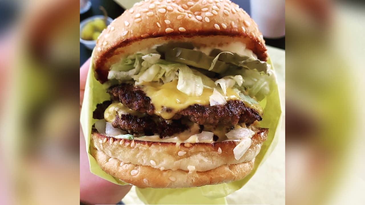 Sky Rocket Burger en Dallas, ofrece unas hamburguesas que no puedes dejar de comer si visitas o vives en esa ciudad del norte de Texas.