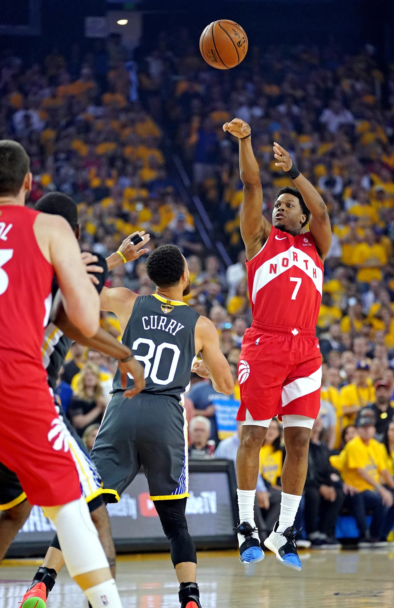 Lowry empezó el partido tan encendido que metió cinco de seis intentos de triples.