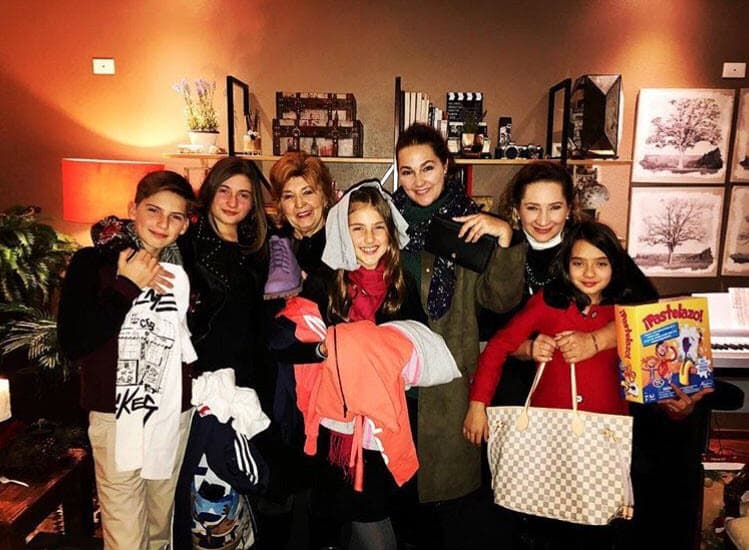 Disfrutaron las pasadas fechas decembrinas en familia: "Y se abrieron los regalos. El regalo más grande estar con la gente que amo. ¡¡¡Viva la familia!!!", escribió la actriz en Twitter.