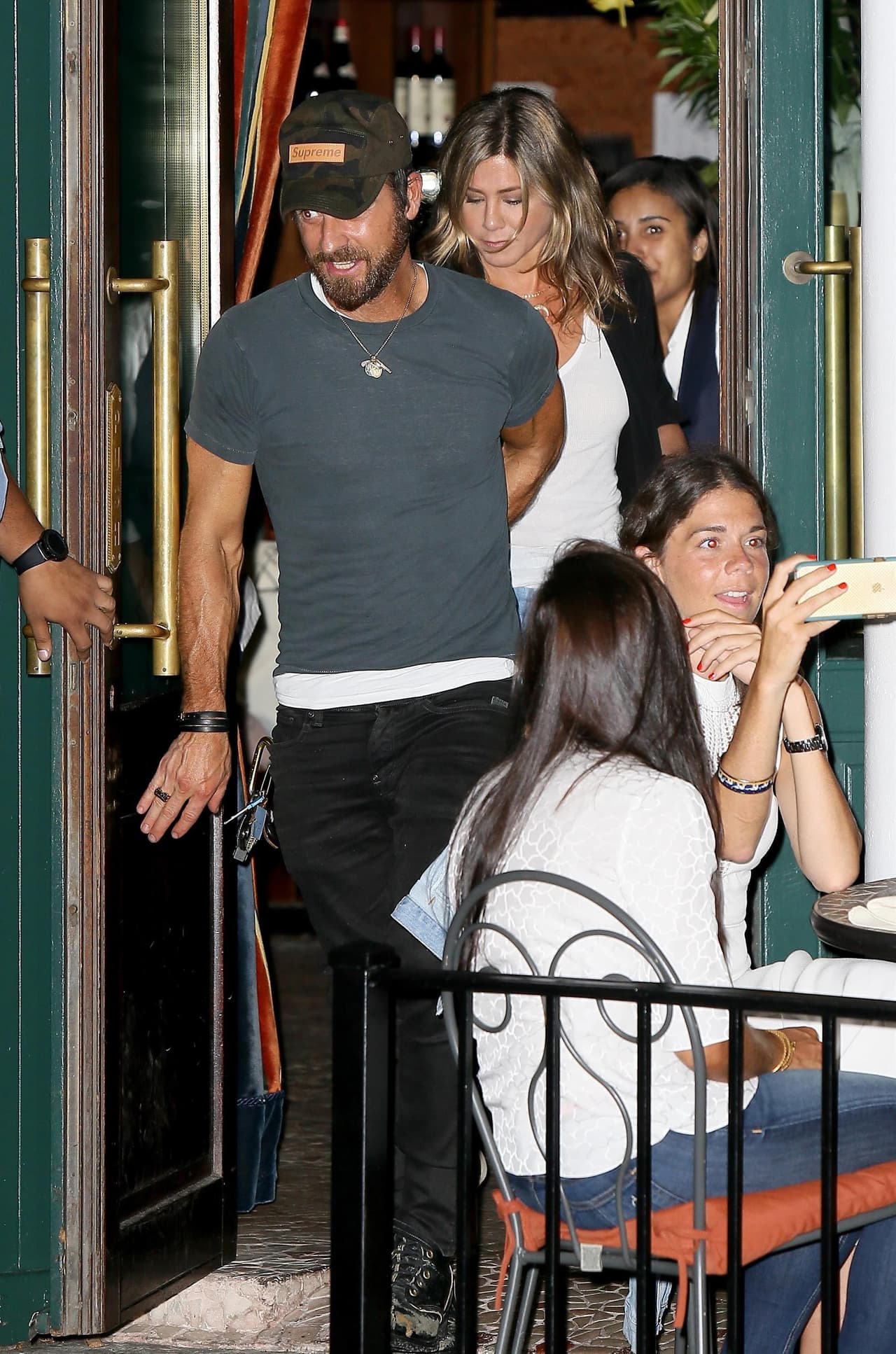 Aniston
<b> <a href="https://www.univision.com/entretenimiento/jennifer-aniston-hablo-sobre-sus-matrimonios-con-brad-pitt-y-justin-theroux-y-dijo-que-ambos-fueron-super-exitosos-fotos" target="_blank">comenzó a salir</a> </b>con Theroux en 2011. Luego se casaron en 2015 en una ceremonia íntima en la residencia que compartían en California.