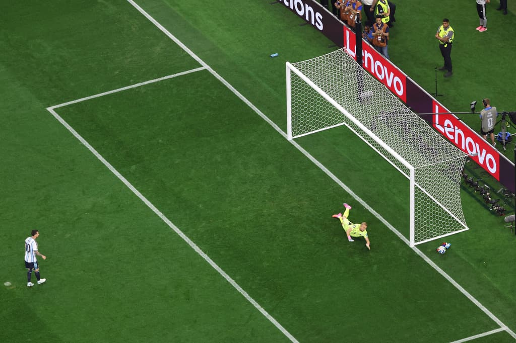 El portero Alexander Schlager de Austria ataja el penal a Lionel Messi de Argentina.