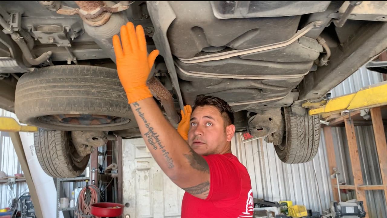 Los vehículos más propensos a que les roben gasolina son las camionetas o aquellos que son altos, explica Alonso Castor, quien es dueño de un taller mecánico en Houston.