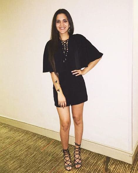 Andrea es muy femenina y adora los vestidos cortos con sandalias.