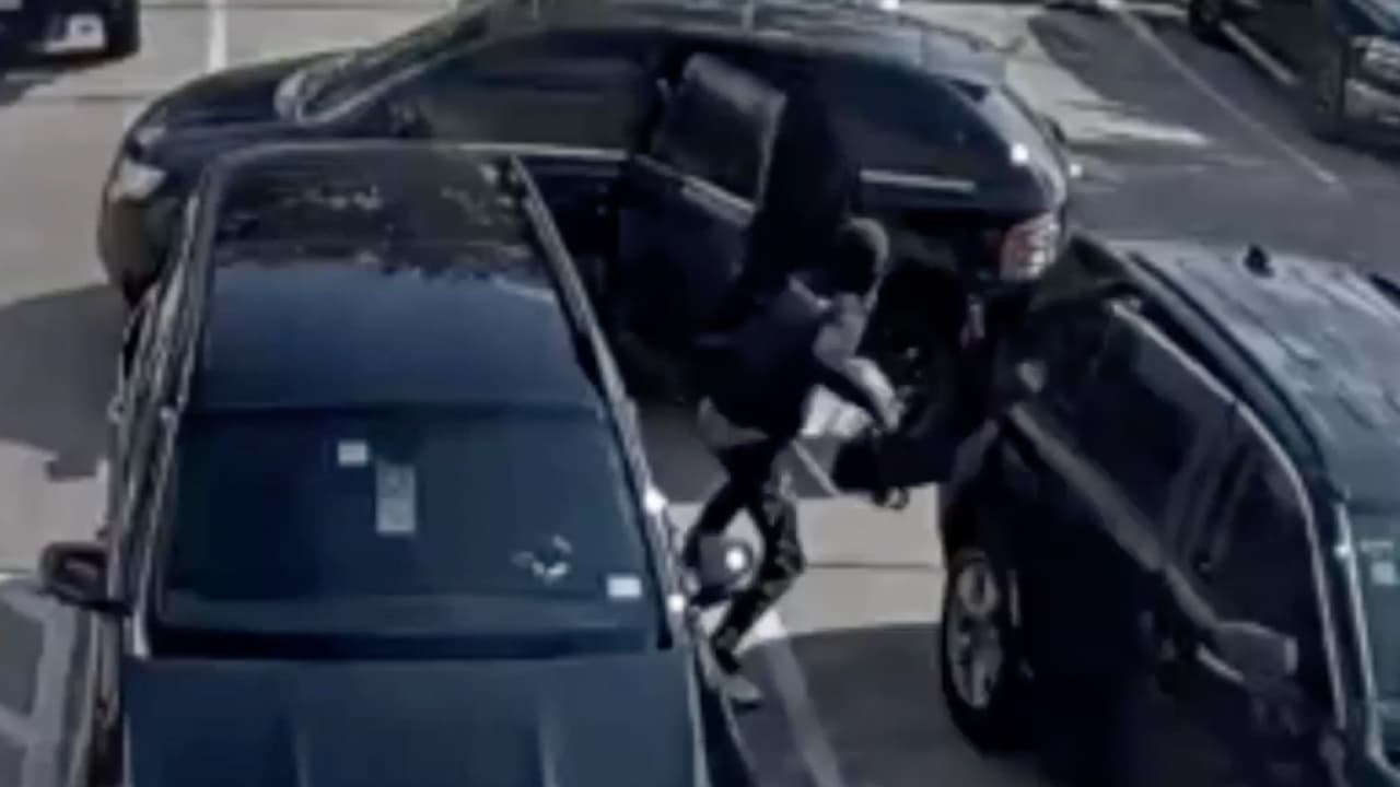 Ladrón abre la puerta de una camioneta y roba bolsa con dinero en Houston: todo queda captado en video