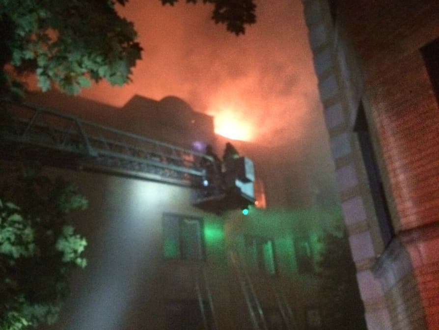 El adulto y las dos niñas fueron encontrados muertos en el tercer piso. Las menores fueron encontradas en el mismo departamento, pero no juntas. El hombre fue encontrado en un departamento también en ese piso.