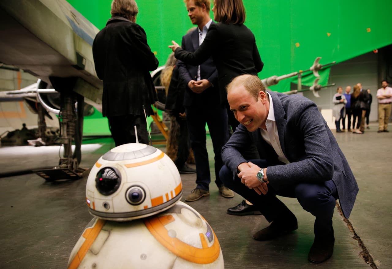 Fascinado, así estaba William con el robot de moda BB-8.