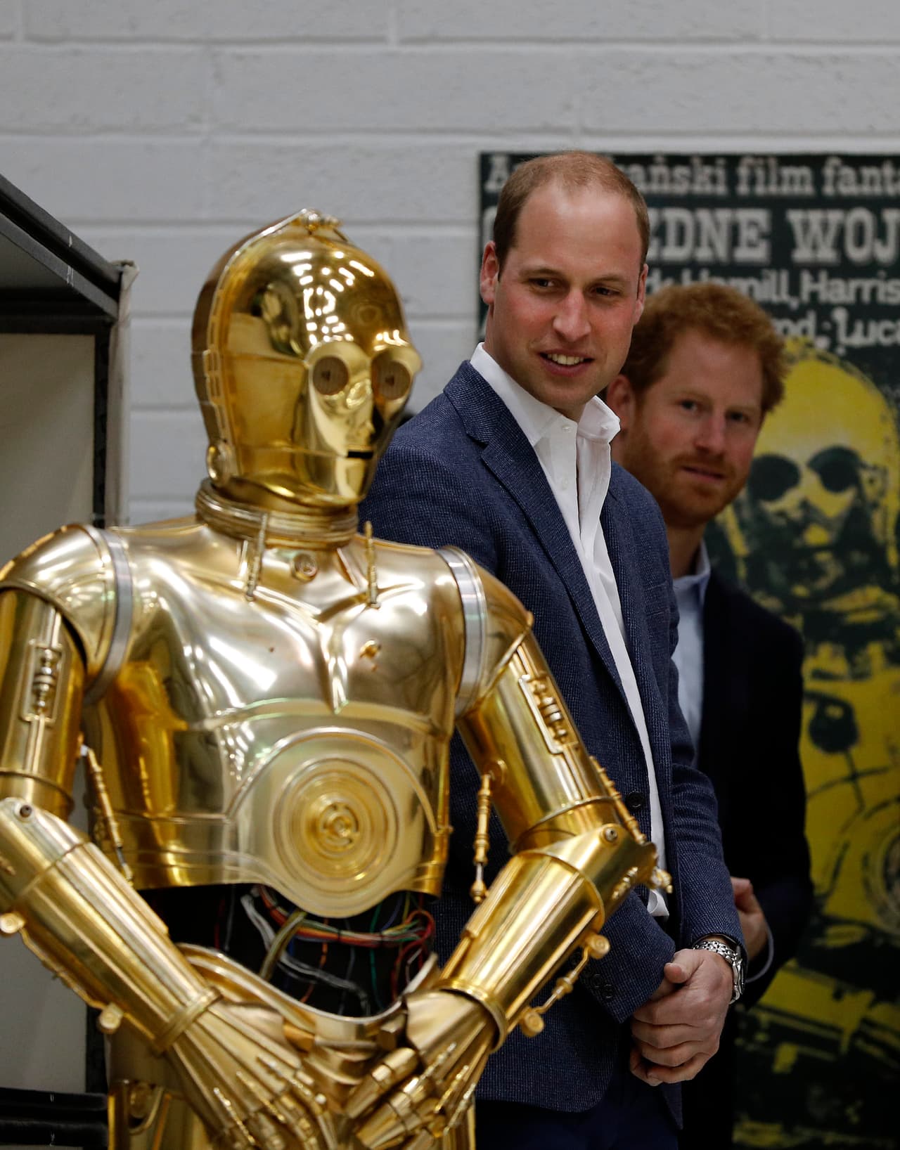 ¿C3P0 sí es de metal? Después le preguntaremos al príncipe William.