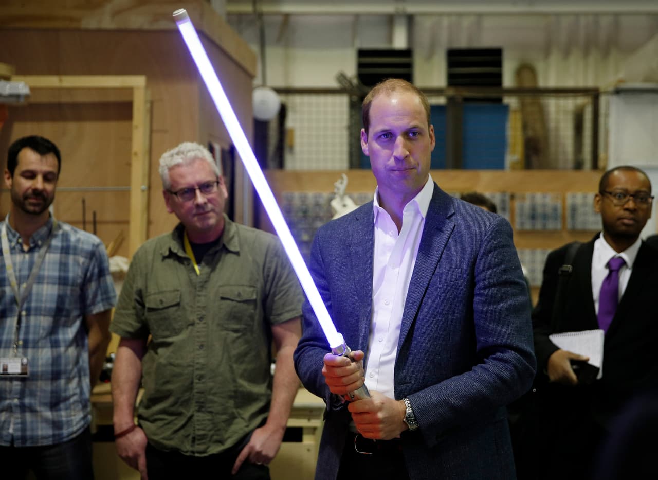 ¿Qué tal se ve William con la espada láser?