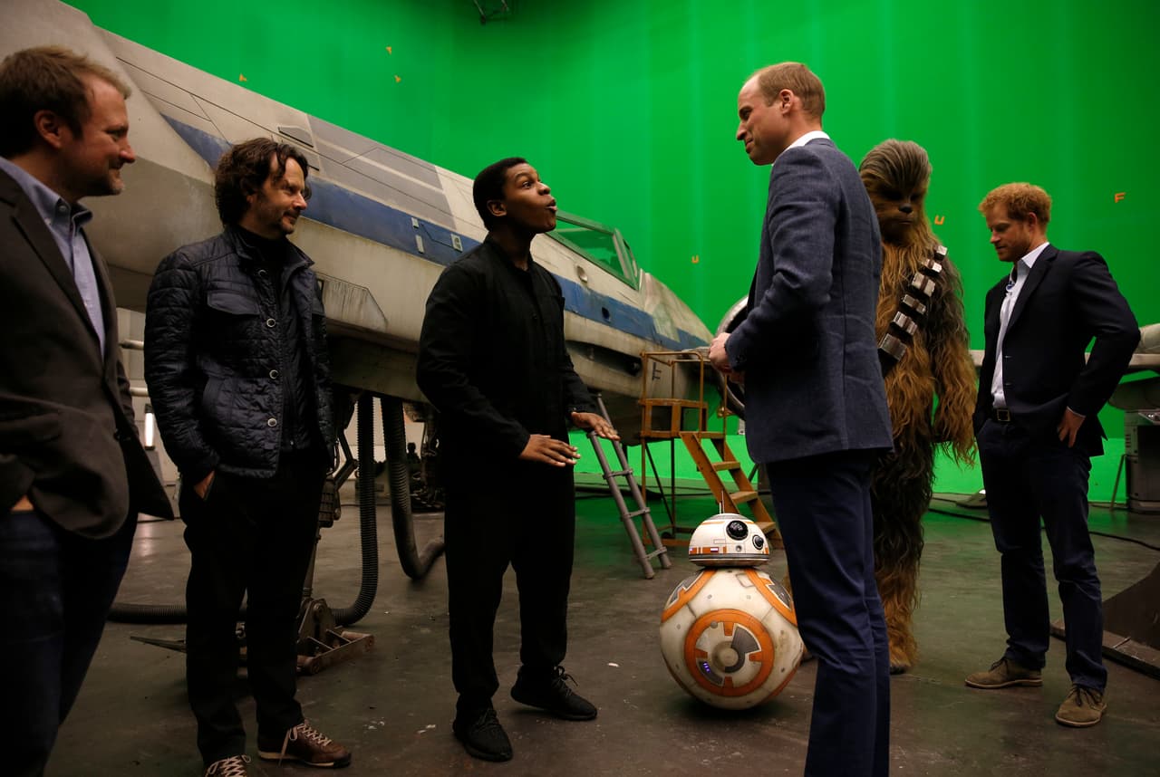 John Boyega estuvo muy atento con el duque de Cambridge, dándole amplias explicaciones de la filmación. Harry estuvo más atento a lo que le decía Chewbacca.