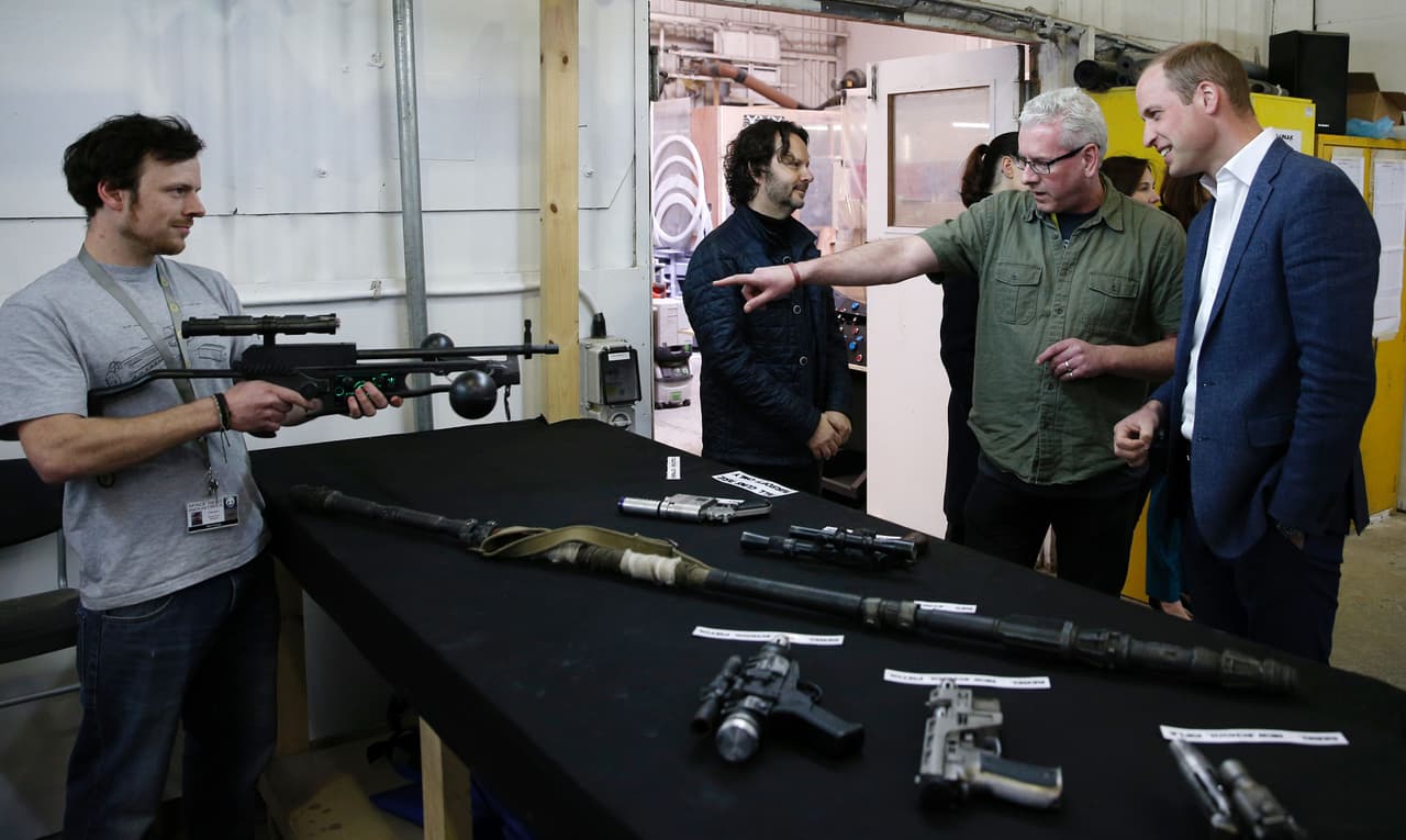 Aunque son de la realeza, seguramente se emocionan como cualquier fan de ver todo lo que se usa en la película de Star Wars.