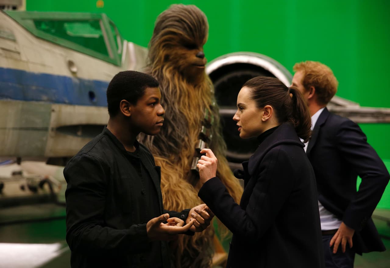 En los estudios de Pinewood, estaban los protagonistas de la nueva saga Daisy Ridley y John Boyega. ¡Ah, sí! Chewbacca fue la mayor atracción.