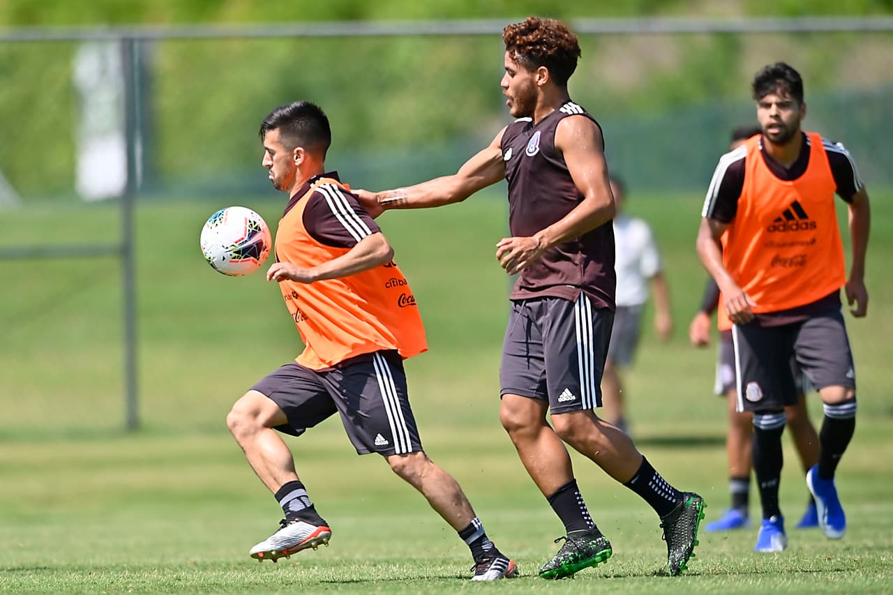 En uno de los campos de la Universidad de Carolina del Norte la selección mexicana de fútbol entrenó por última vez con miras a lo que será el duelo ante Martinica en el cierre del Grupo A. Héctor Moreno y Rodolfo Pizarro se reitegraron al grupo que dirige el 'Tata' Martino. Fernando Navarro, Jonathan Orozco, Luis Montes y Pizarro serían titulares en el Bank of America Stadium de Charlotte.
