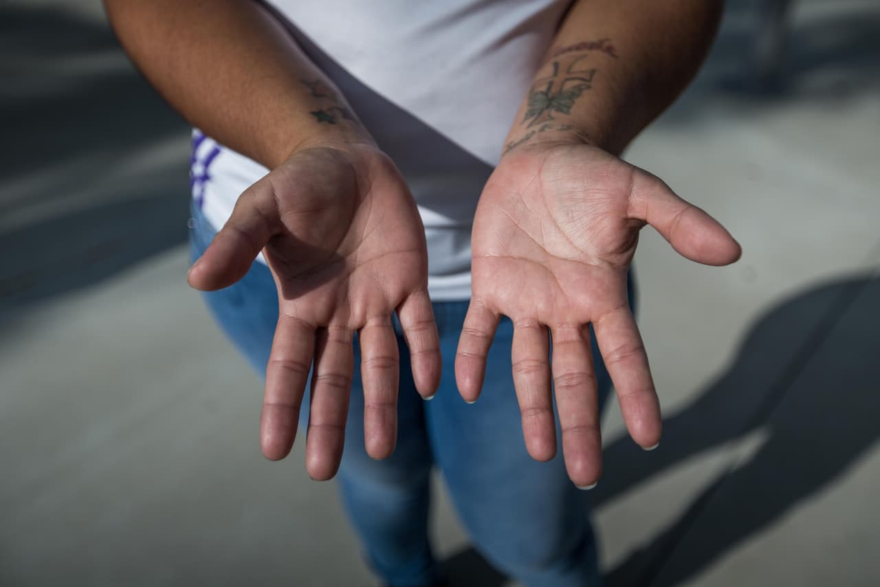 Blanca, 25, de El Salvador, vino a Estados Unidos a los 14 años y desde entonces trabaja en un invernadero de plantas. Hoy decidió no ir a trabajar, a pesar de perder un día de sueldo “para hacernos valer". "Nosotros tenemos derechos, sin nosotros este país no es nada”, afirma. Su madre lleva un año peleando un caso de asilo en un centro de detención de inmigrantes en Texas. Blanca paga los gastos de toda una familia en Florida y manda dinero a su madre en Texas.