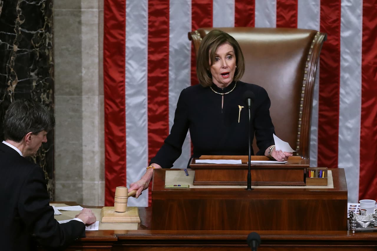 La consulta en el diccionario Merriam Webster del verbo 'impeach' se disparó un 129%, siendo especialmente buscado el 24 de septiembre después de que la presidenta de la Cámara de Representantes, la demócrata Nancy Pelosi, anunció el inicio de la investigación del 'impeachment' o la potencial imputación de acusaciones contra el presidente. Ello 
<b><a href="https://www.univision.com/noticias/politica/trump-se-convierte-en-el-tercer-presidente-en-la-historia-de-eeuu-en-enfrentar-un-juicio-politico">fue aprobado en una votación histórica</a></b> en la que Trump se convirtió en el tercer mandatario en la historia de Estados Unidos en afrontar un juicio político en el Senado. En la foto, Pelosi el día en que fueron aprobados las dos acusaciones contra Trump: abuso de poder y obstrucción al Congreso.