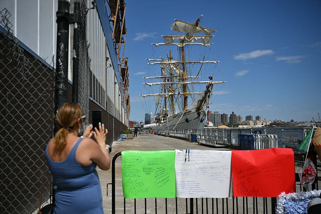 La cronología detallada del incidente revela que a las 20:20 horas del 18 de mayo
<b>el barco inició el retroceso con ayuda de un remolcador</b>. Cuatro minutos después solicitaron asistencia adicional de remolcadores y en menos de un minuto se produjo el impacto.