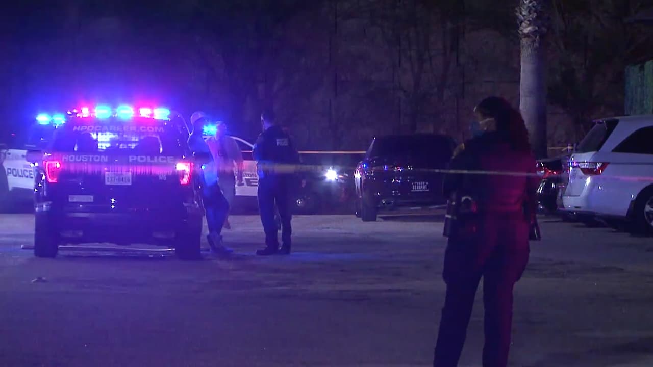 La víctima mortal fue identificaca por las autoridades como Italia McGregor, de 24 años Dos hombres de 23 y 31 años, resultaron heridos.