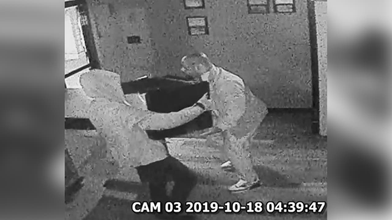 Ambos se robaron una caja fuerte de uno de los negocios. Las autoridades esperan la ayuda de la comunidad para identificarlos y poder capturarlos.