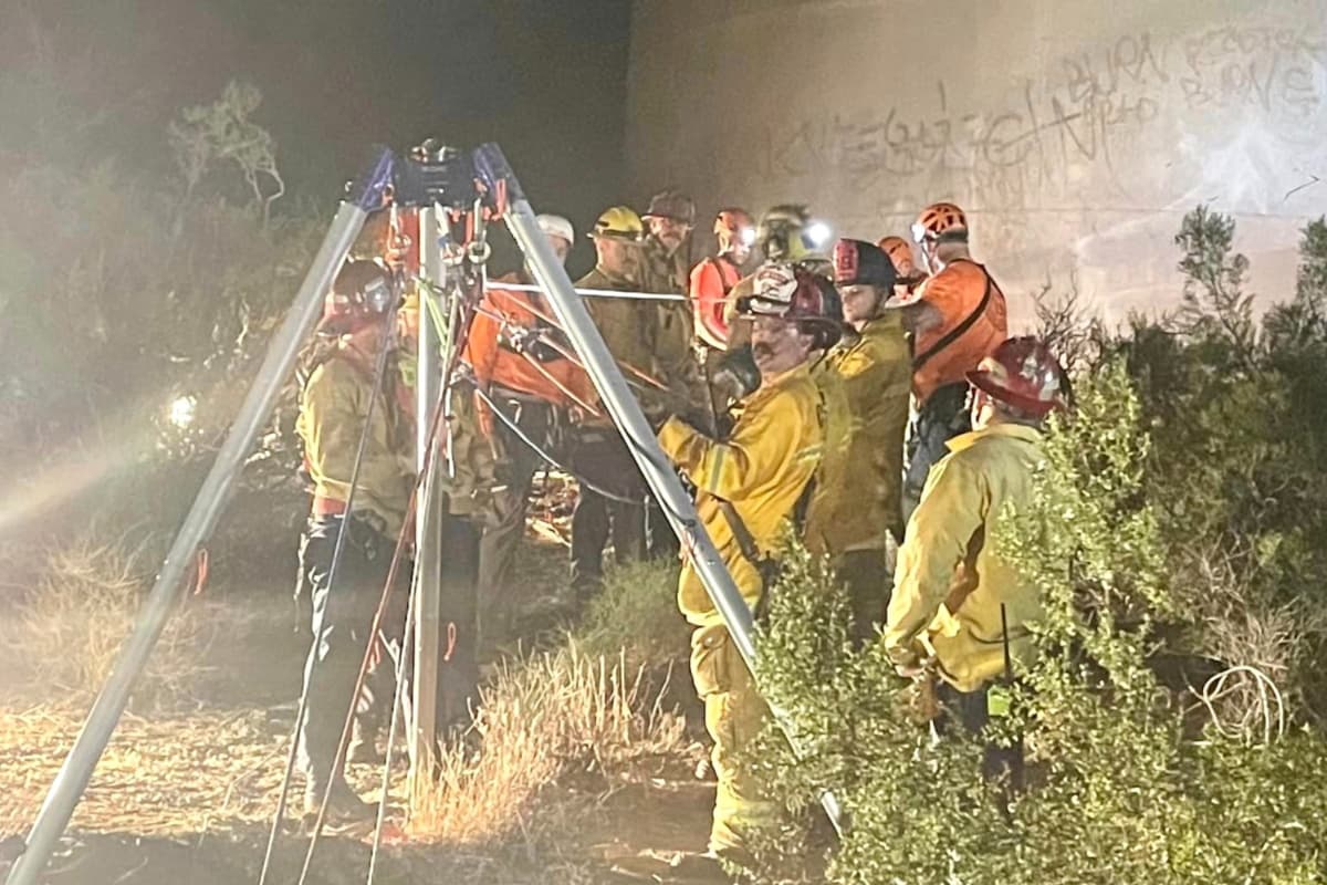 El Departamento de Bomberos del Condado de Kern arribó a Randsburg para ayudar a una persona que había caído en un pozo de mina, pero cuando investigaron descubrieron que eran tres personas las que se encontraban atrapadas.