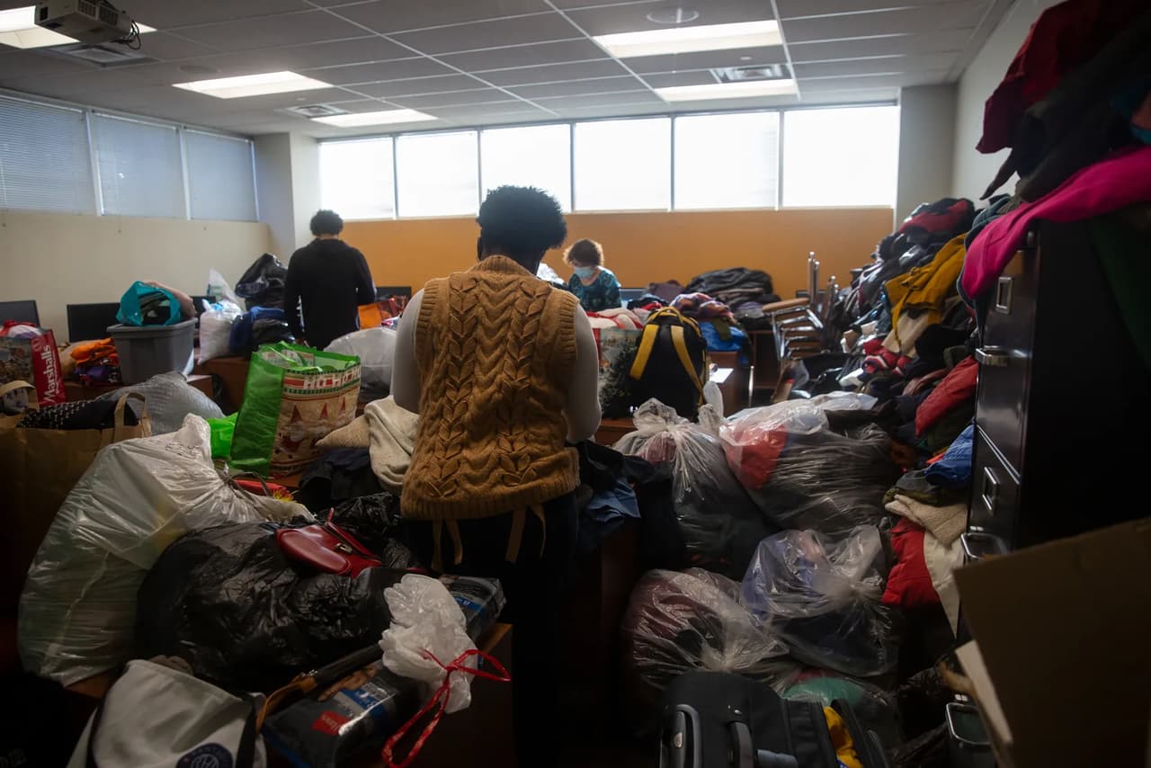 La ciudad estableció un sitio de donación y refugio en Monroe College en El Bronx después de un incendio mortal en un edificio residencial cercano, el 10 de enero de 2022.