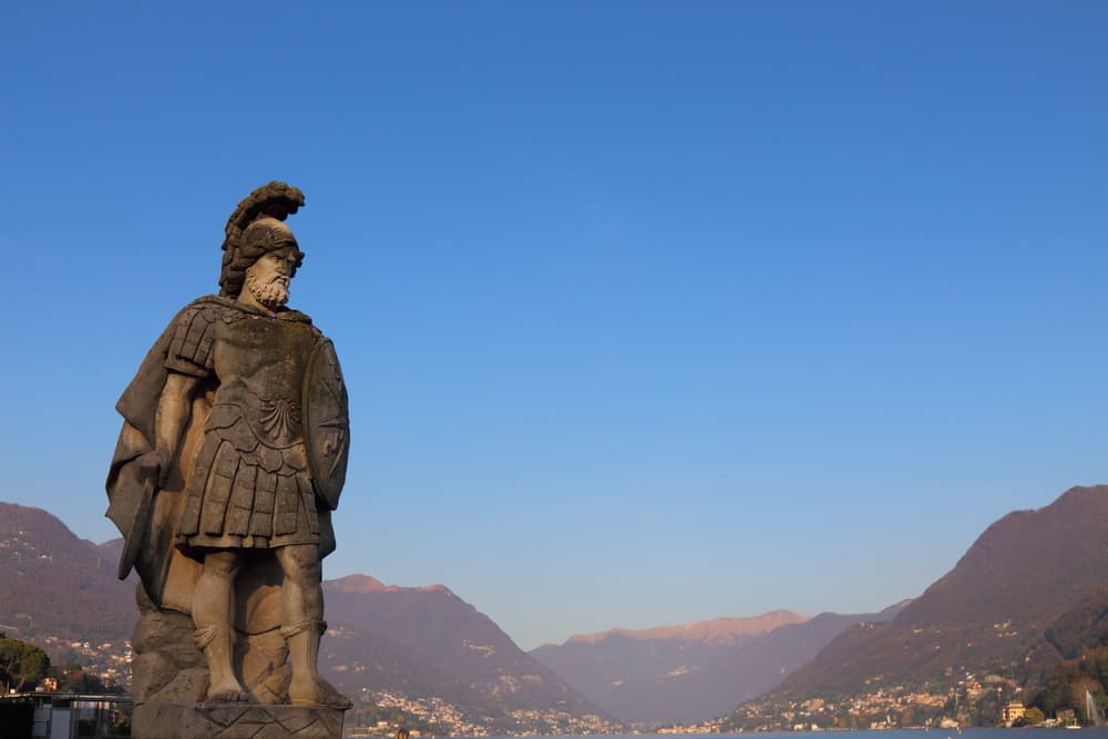 Nuestro vecino, Marte, mide la mitad de la Tierra y es conocido por su color rojo, relacionado desde siempre con el fuego y la sangre. Se considera el dios de la guerra en la mitología romana, y en la mitología griega donde se le conoce con el nombre de Ares, famoso por su valor y su ánimo, que mueve a acometer resueltamente grandes empresas y a afrontar los peligros.
<br>