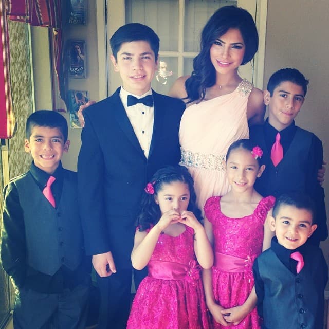 La fiesta fue todo un éxito, ya que logró reunir a la mayoría de familia de la ganadora de la primera temporada de Nuestra Belleza Latina. Estuvieron presentes todos los hijos de los festejados y sus nietos, el único que no estaba presente fue Matteo, quien llegó al mundo un año después.