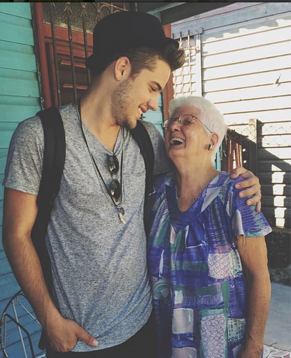 'Esta persona tiene un lugar en mi corazón muy especial, gracias por cuidarme gracias por criarme, gracias por pedir por mi siempre. Te amo #AbuelaPaquita', expresó William. (Junio 7, 2015)