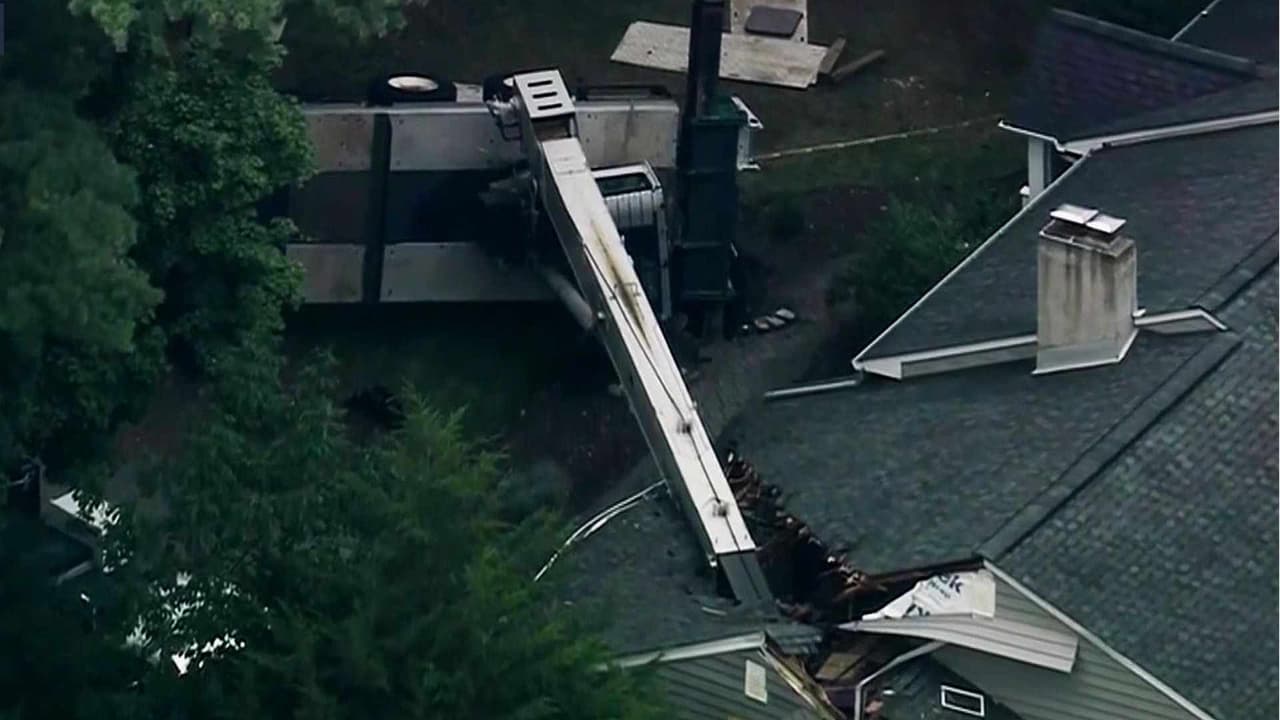 Una grúa cae sobre una vivienda en River Vale, Nueva Jersey: imágenes aéreas de la emergencia
