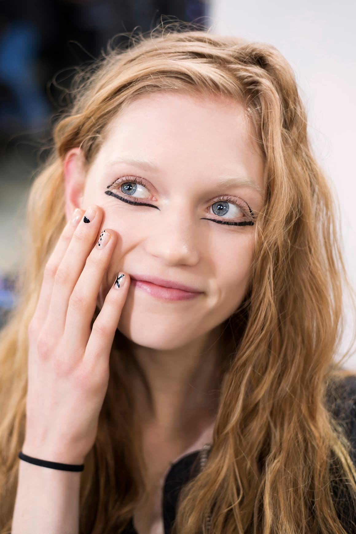 <b>4. Positivo vs negativo. </b>Sobre las uñas en tono natural o nude realiza distintos trazos. Esta propuesta imita la idea de los tatuajes. Es ideal para quienes les gusta salir de lo convencional y tener un mani original. Puedes trazar figuras geométricas, corazones, cruces, lo que quieras. Te recomendamos que dejes volar tu imaginación.
<br>