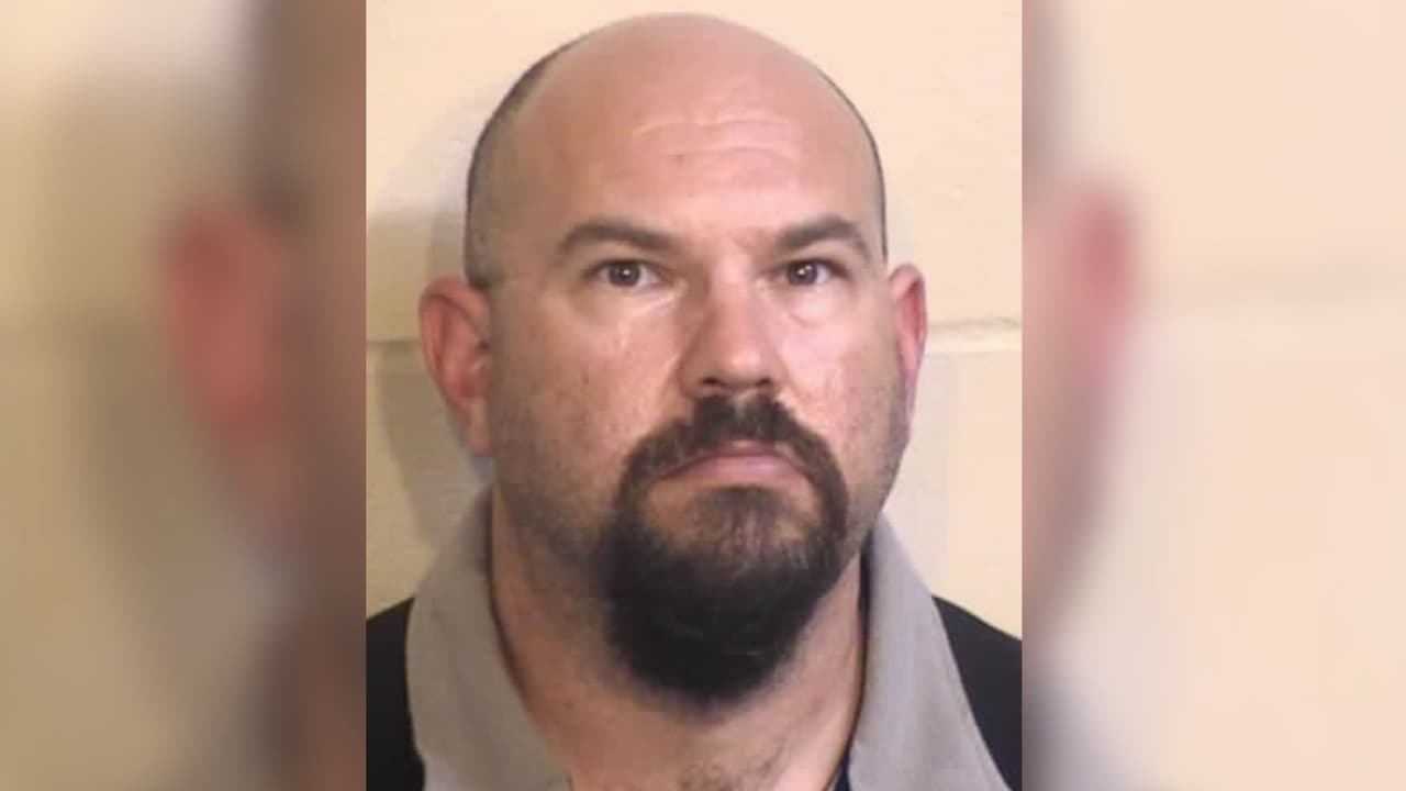 “Encontramos imágenes y videos donde aparece nuestra víctima desnuda y tenemos la idea de que encontraremos más material. 
<b>Hay fotos donde aparece con el violador",</b> aseguró el detective, quien agregó que los delitos ocurrían aparentemente desde mayo de 2020.