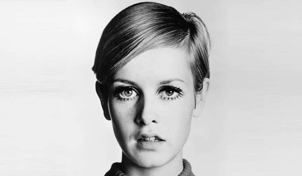 <b>Twiggy. </b>Los 60 no hubieran sido lo mismo sin esta supermodelo que revolucionó el mundo de la moda. Especialmente el de las jóvenes pues fue la personificación femenina del entonces popular movimiento 
<a href="http://www.estudiocaos.com/molodoi64/antiguo/mods.htm">Mod</a>. Atrás quedaban las curvas pronunciadas y los peinados elaborados. Twiggy imponía una figura extremadamente delgada y un corte aniñado estilo Pixie. Su finas pecas y falsas 
<a href="https://www.youtube.com/watch?v=TmOHliNH5g8">pestañas</a> acentuaban aún más su pretendido look de infantil inocencia. 
<br>