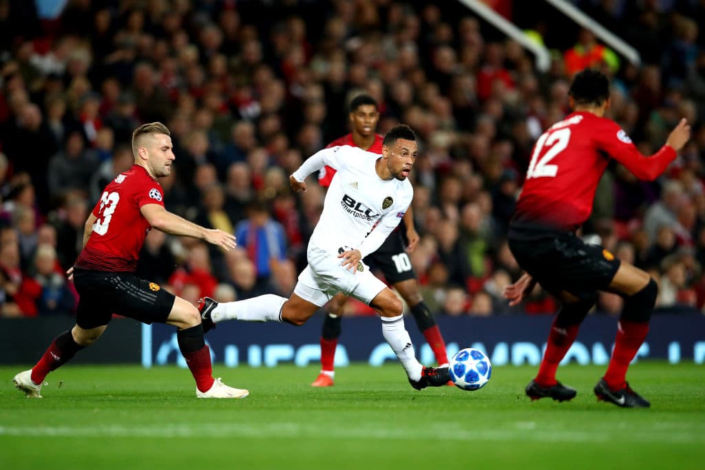 El Valencia comenzó buscando sorprender con la velocidad de sis extremos como Francis Coquelin (centro) pero la defensa del Manchester United estuvo atenta desde el inicio.