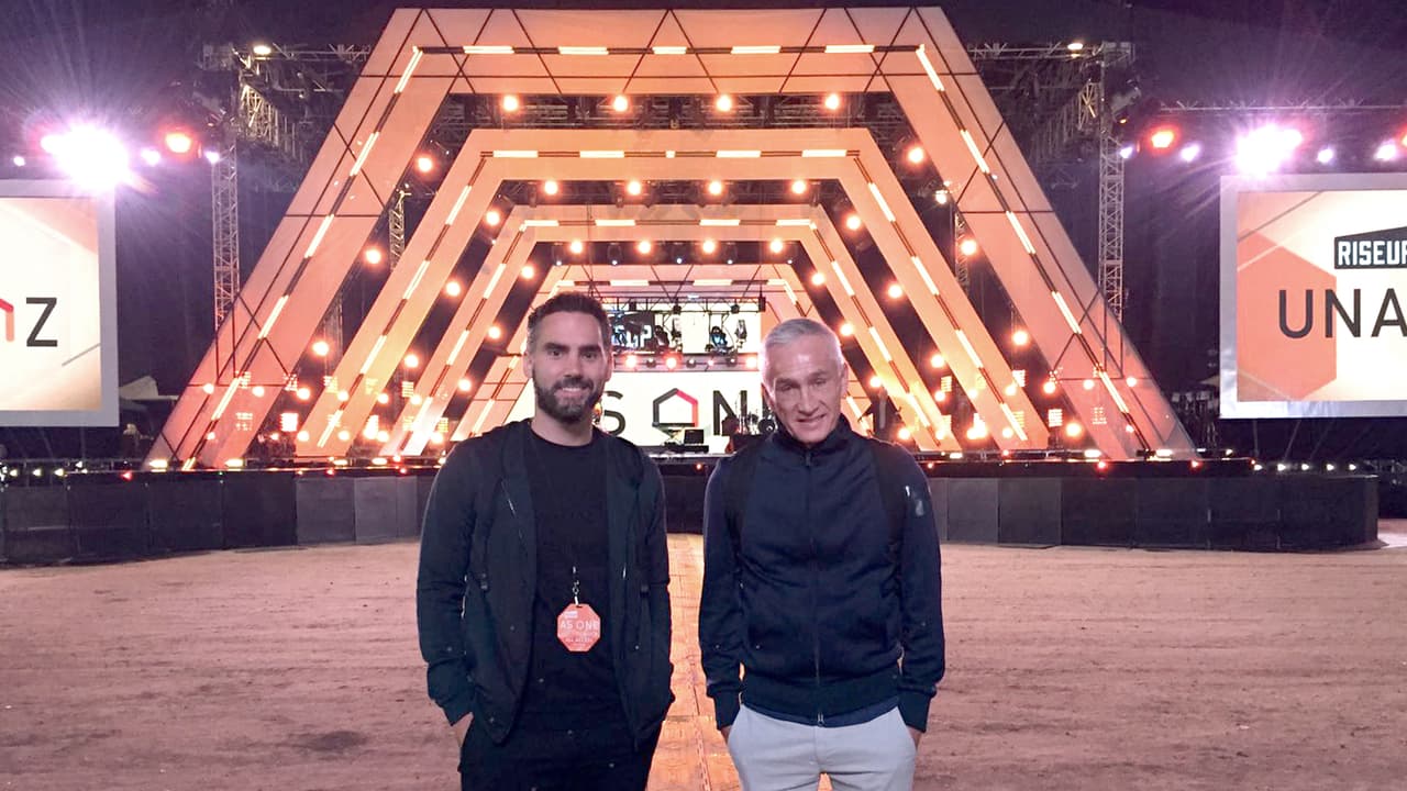 Nuestros periodistas Enrique Acevedo (izquierda) y Jorge Ramos frente al impresionante escenario montado en el Cross Border Xpress. "Me rehuso a pensar que este es un país lleno de odio y racismo" fue el mensaje de Ramos a horas del concierto. (Laura Prieto/Univision)