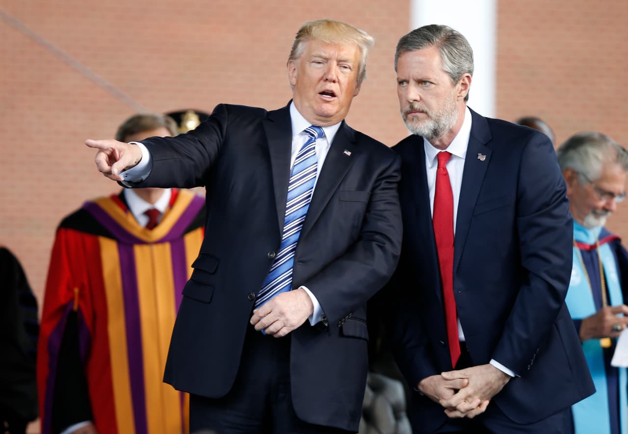 Llueven las críticas contra Jerry Falwell Jr. por compartir una foto con su pantalón desabrochado