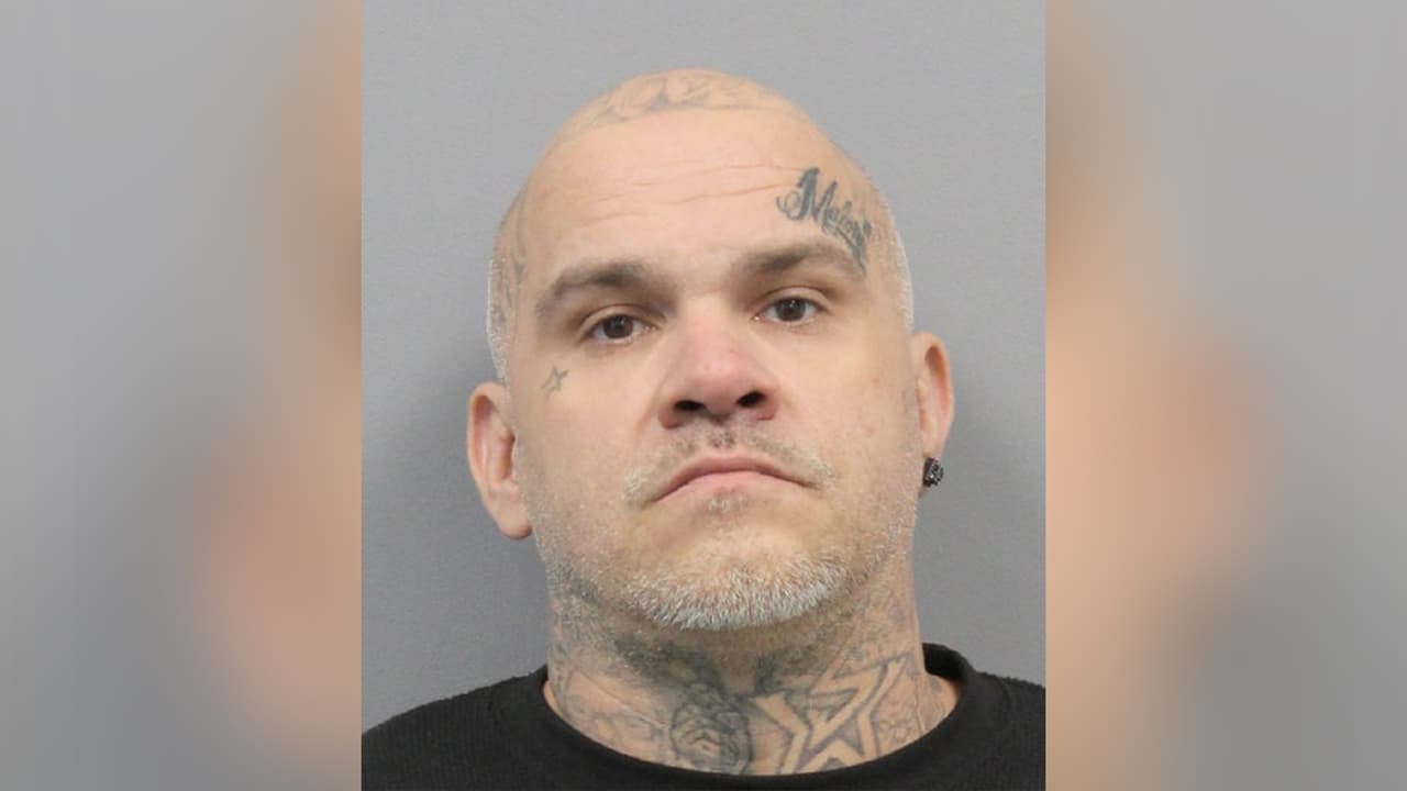 Michael Wayne Marlitt es señalado de posesión ilegal de un arma.