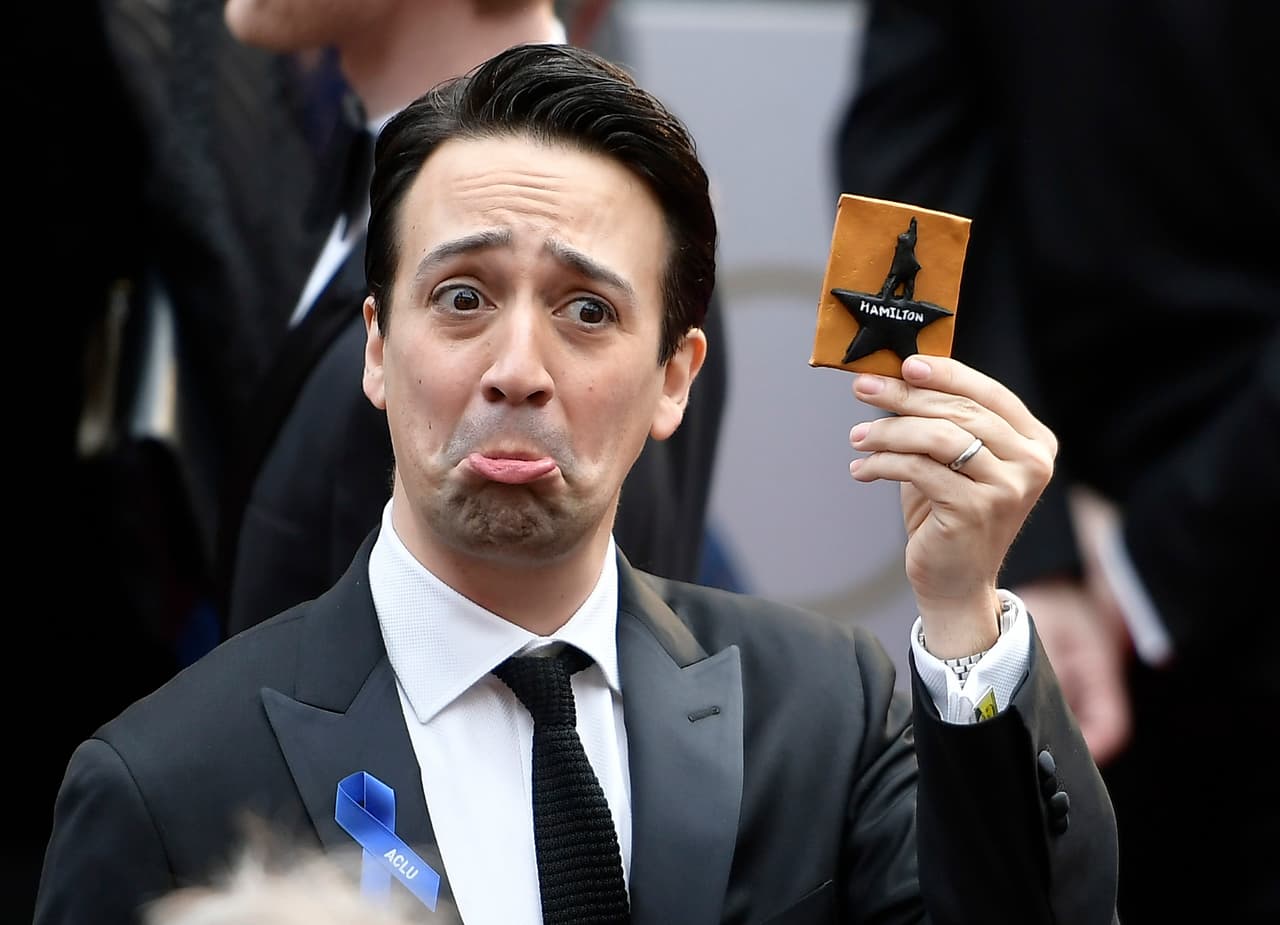 Lin Manuel Miranda puso una carita de tristeza al recordar su exitoso musical 'Hamilton' y no porque perdiera el Oscar el domingo.