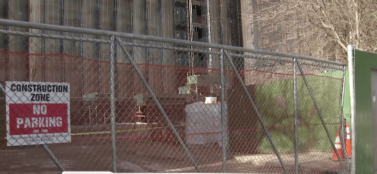 Luto en familia hispana por la muerte de un padre al que le cayó encima un montacargas