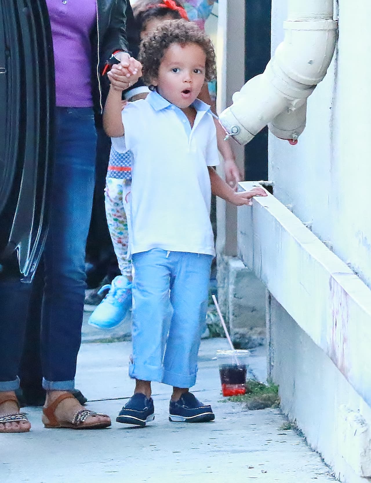 Este pequeñito debe estar muy orgulloso de tener una mamá tan guapa.