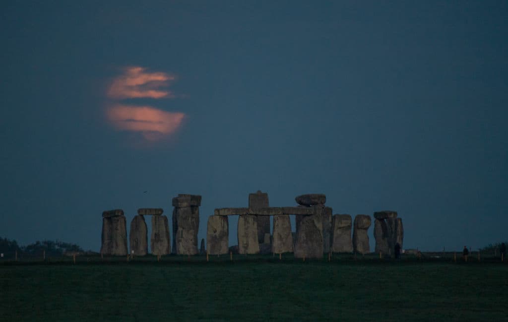 Sobre el monumento de Stonehenge, en Amesbury, Reino Unido, la luna ofreció esta estampa. La superluna del mes pasado estuvo 96 millas (155 kilómetros) más lejos que la que se vio este miércoles.
<br>
